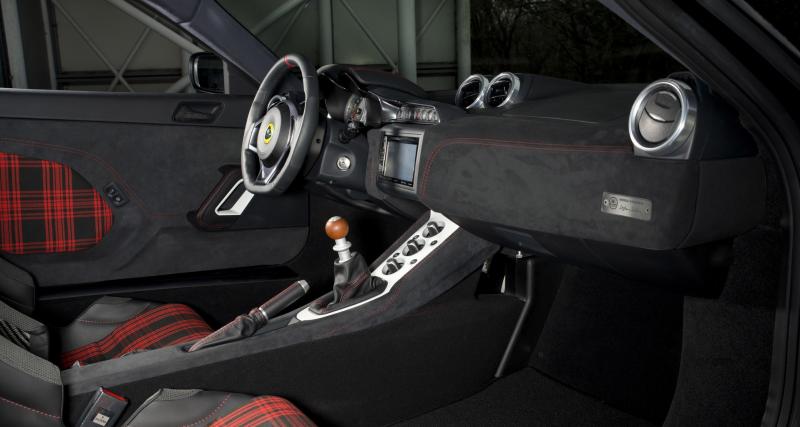 Lotus Evora Sport 410 : un modèle unique pour raviver l'Esprit amphibie de 007 - Tartan écossais pour l'habitacle