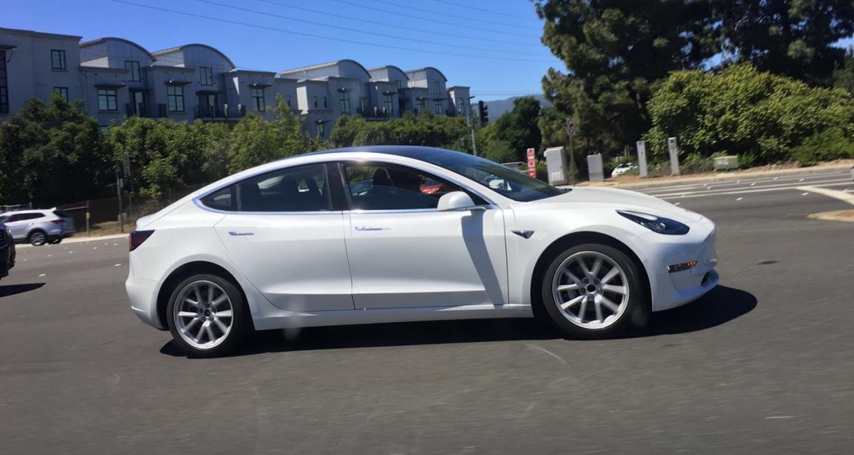 La Tesla Model 3 déjà surprise dans le trafic