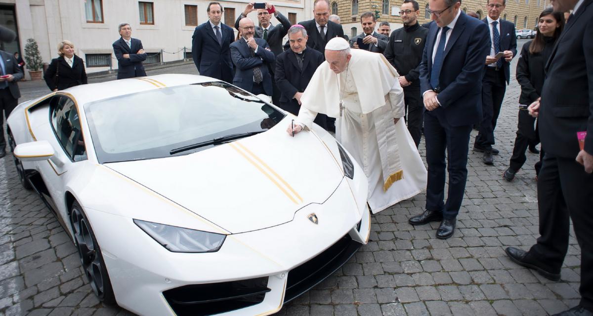 Le pape va vendre une Lamborghini Huracan bénie par ses soins