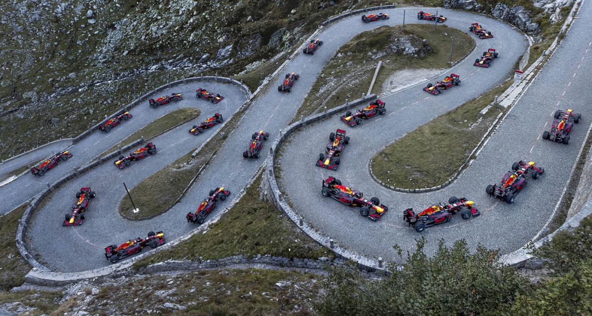 Une F1 Red Bull part affronter un col de montagne dans les Alpes