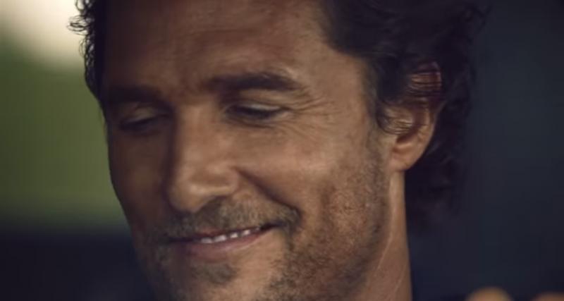  - Matthew McConaughey joue du tam-tam sur un volant pour promouvoir le Lincoln Navigator