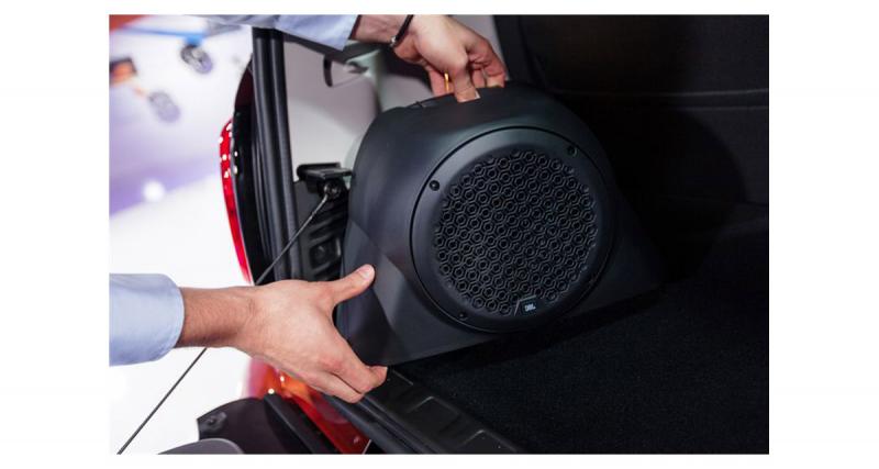  - La Smart Fortwo peut recevoir un système hi-fi JBL avec un caisson de grave astucieux