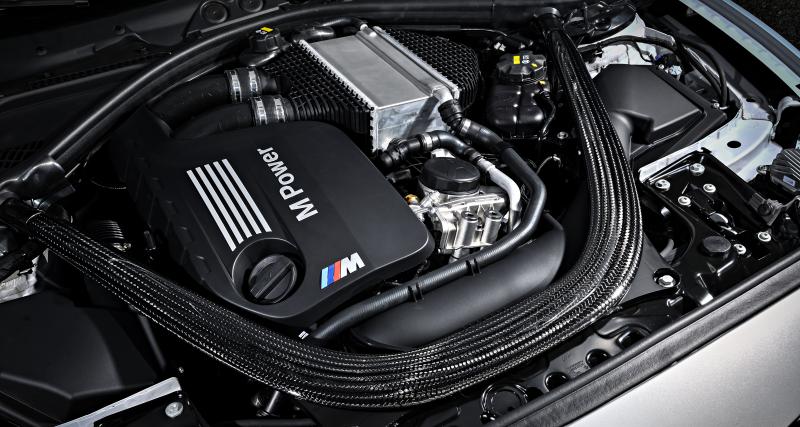 BMW M2 Competition : 410 ch près du corps - Barre anti-rapprochement en PRFC et logos M2 rétroéclairés