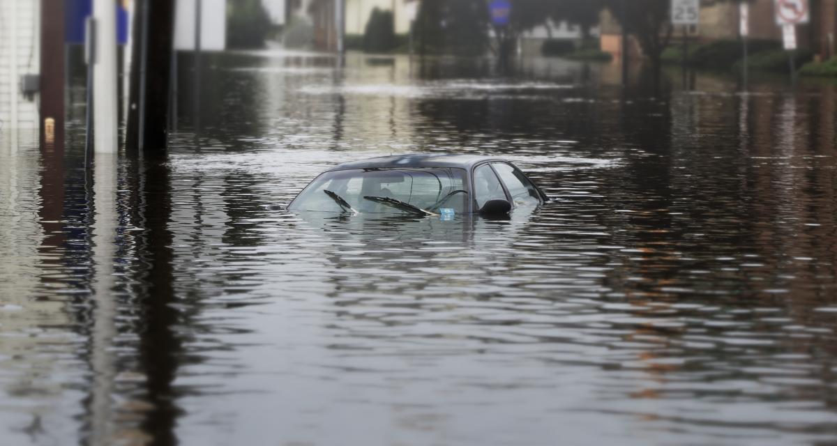 Inondations : les gestes qui sauvent en cas de véhicule immergé