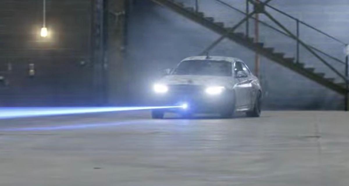 La BMW M2 Competition fait joujou avec un pistolet laser