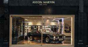 L’Aston Martin Rapide électrique n’aura “que” 610 ch - Aston Martin ouvre sa concession de voitures anciennes !