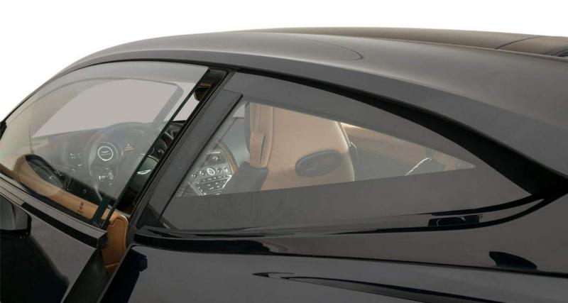 Incarnez 007 avec cette Aston Martin blindée - Des vitres aussi résistantes qu’épaisses...
