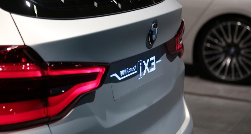 Les clients intéressés par le BMW iX3 peuvent désormais placer une précommande moyennant un acompte de 1 500 euros. Le prix du modèle de série reste toutefois inconnu.