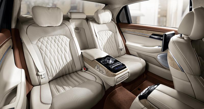 Genesis G90 : le joyau de Hyundai - Facilement reconnaissable grâce à sa calandre en forme de diamant, la Genesis G90 apportera un vent d’air frais sur le segment plutôt traditionnel des limousines.