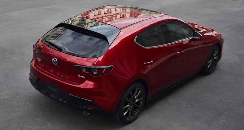 Nouvelle Mazda3 : cultiver l’originalité - Préfigurée l’an passé avec le concept Kai, la nouvelle Mazda3 reste fidèle aux lignes de l’étude de style, y compris le montant arrière massif.