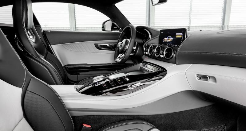 Mercedes-AMG GT 2019 : un restylage qui se concentre sur l’habitacle - À part ses phares, la Mercedes-AMG GT 2019 reste identique à sa devancière à l’extérieur. Le gros des modifications se situe dans l’habitacle.