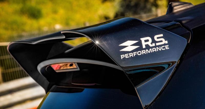 Renault Clio RS Performance : le look de la Clio RS16 en série limitée - Vous avez sous les yeux deux exemplaires de Clio RS équipés du kit carrosserie RS Performance inspiré par la Clio RS16.