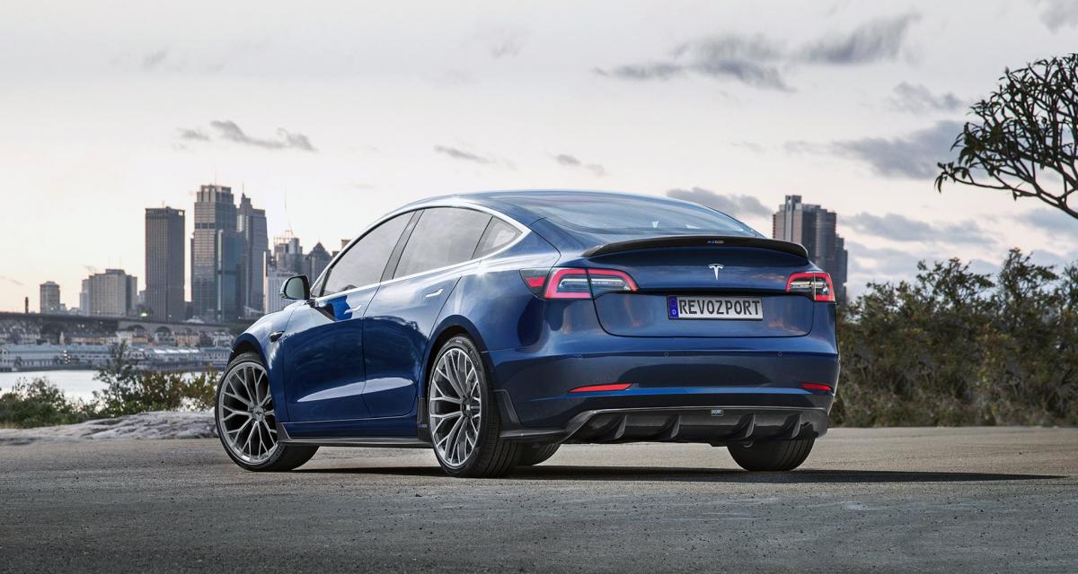 Le kit change complètement le look de la Tesla Model 3.