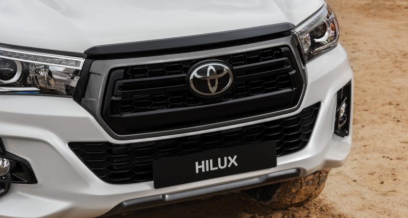 Toyota Hilux : une édition spéciale pour fêter son succès en Europe - Massif avec sa nouvelle calandre noire, l’édition spéciale Toyota Hilux n’a toujours pas peur de se salir