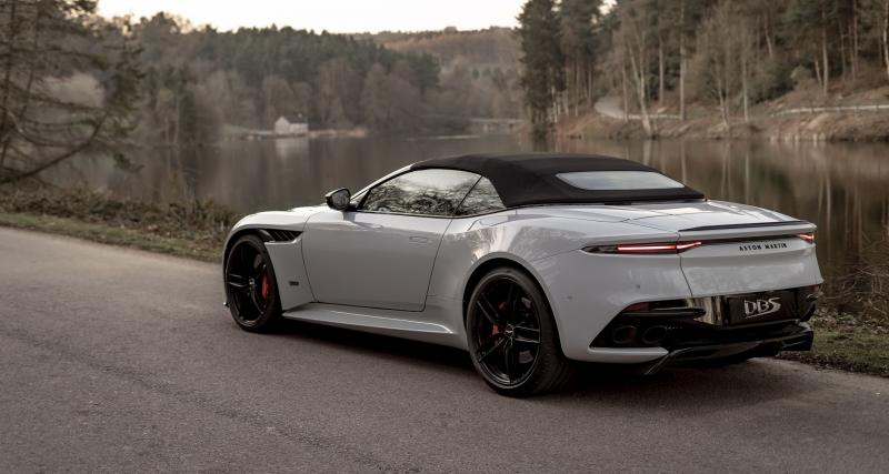 Aussi puissante, aussi rapide, l’Aston Martin DBS Superleggera passe au cabriolet.