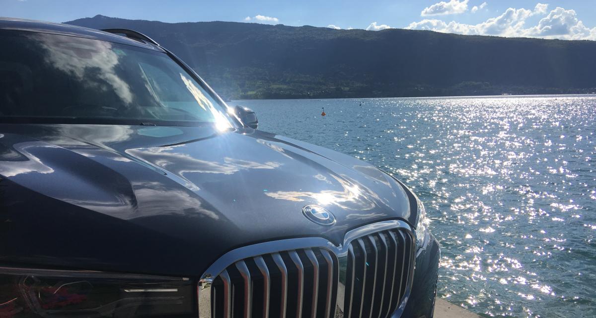 Le BMW X7 sur les bords du lac d'Annecy