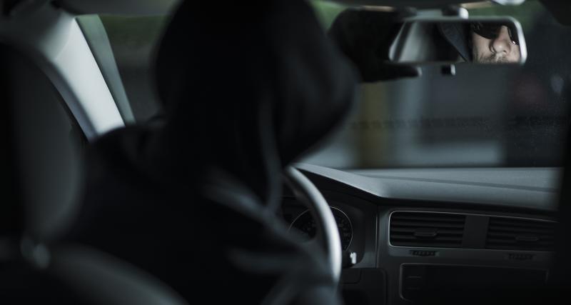  - Une femme se cache dans sa voiture pour prendre des voleurs en flagrant délit