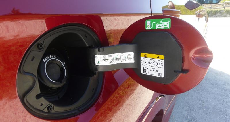Bioéthanol E85 : essai du Ford Kuga Flexifuel, le nouveau roi du pétrole vert - Pour être présent sur le marché de l’éthanol, le Kuga se convertit à l’E85 avant tout le monde et avant la sortie prochaine de la troisième génération du modèle.