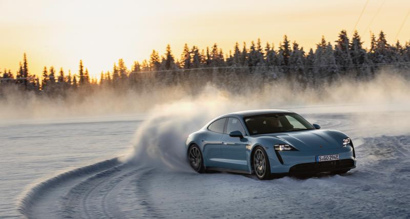 La Porsche Taycan testée en conditions de grand froid - Porsche 911 classic et Porsche Taycan Turbo S sous la neige