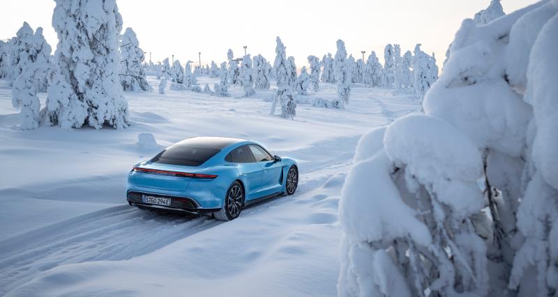 La Porsche Taycan testée en conditions de grand froid - Porsche 911 classic et Porsche Taycan Turbo S sous la neige