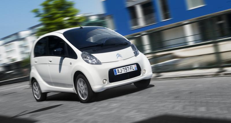 Citroën : les premières images d’un nouveau modèle 100% électrique ? - Logo de calandre d'un concept-car Citroën