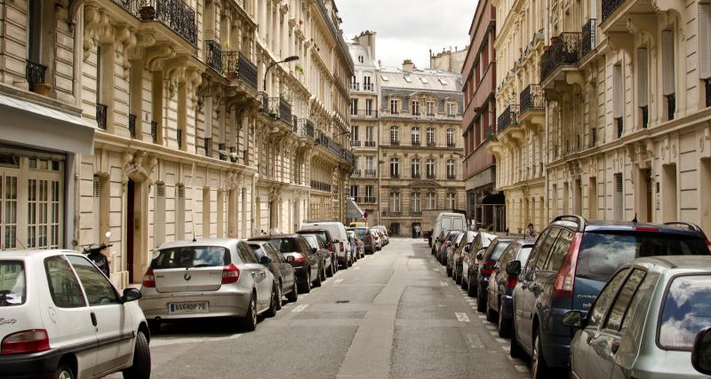 TestingTime : gagnez 200 € en testant des voitures autonomes - Image d'illustration - Rue de Paris avec un bus