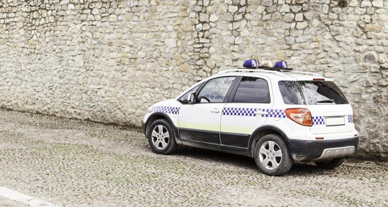  - Un policier roule à 193 km/h avec son gyrophare pour se rendre à l'université de son fils