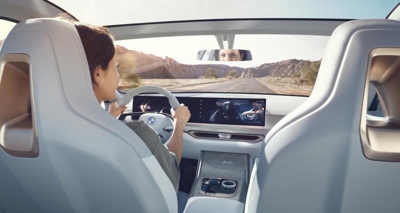 BMW Concept i4 : 600 km d’autonomie pour l’élégant coupé 4 portes électrique - Un habitacle raffiné mais un écran disgracieux
