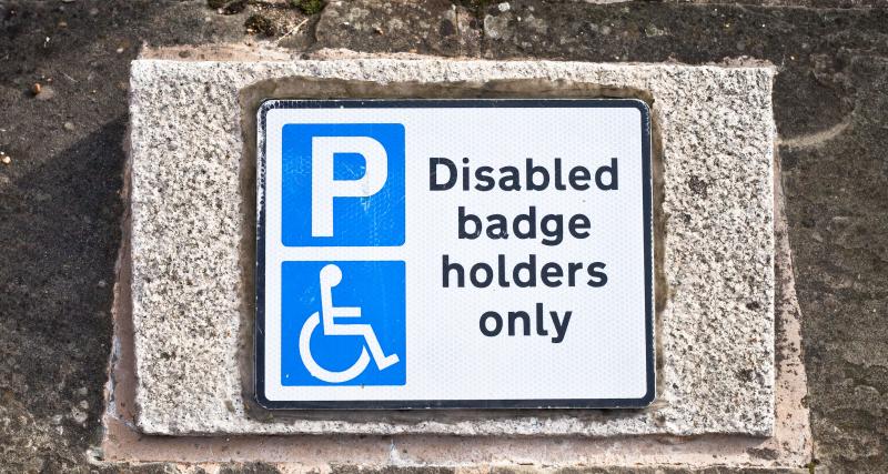 Carte de stationnement handicapé : qui peut la demander ? - Qui y a droit ?
