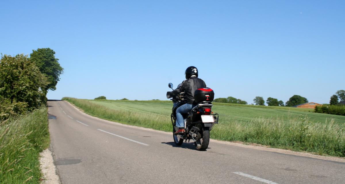 Fous du guidon : en excès de vitesse, le motard roule avec une plaque camouflée