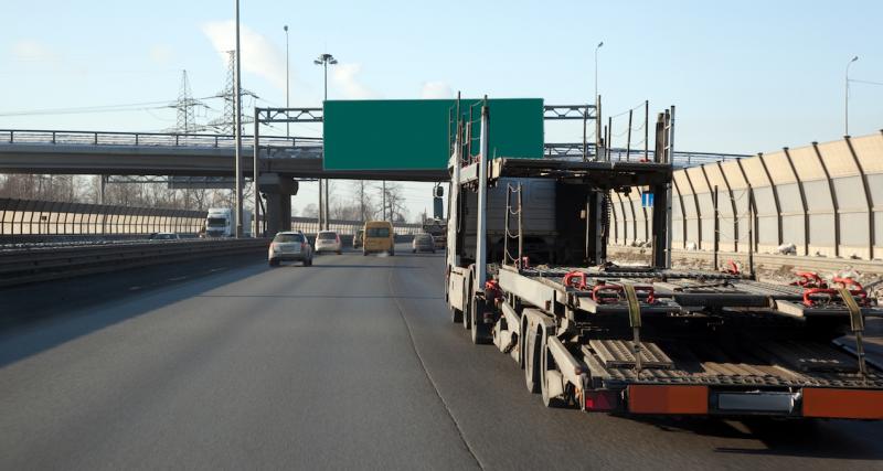  - Un camion porte-voiture perd… une voiture sur un pont : trafic perturbé mais pas de blessés