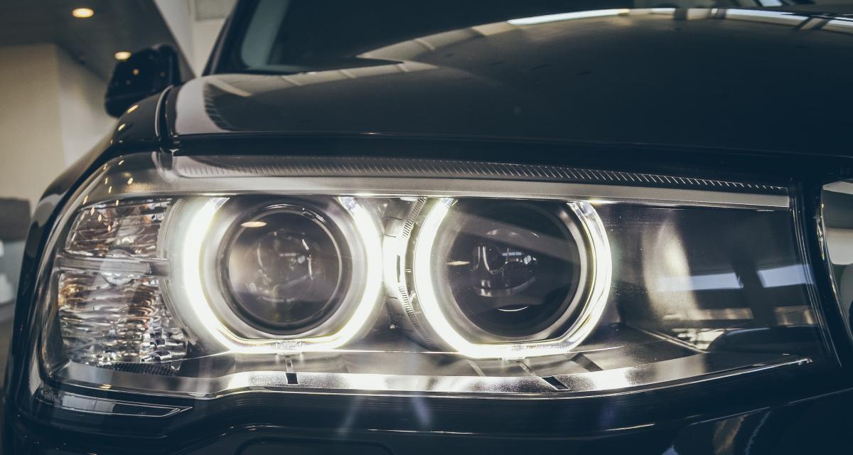 Changer les ampoules d'une voiture : fonctionnement et prix