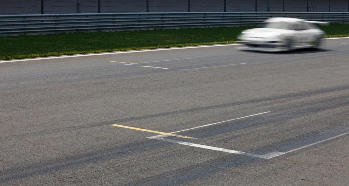 Un pilote amateur s'envole sur un circuit au volant de sa Porsche Cayman GT4
