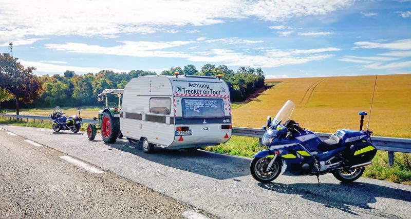  - Les gendarmes arrêtent le road-trip d'un retraité au volant d'un tracteur agricole tirant une caravane !