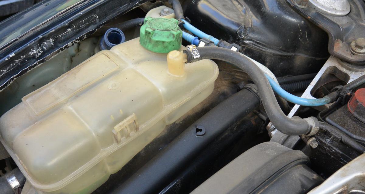 Entretien de ma voiture : mélanger les liquides de refroidissement, quels risques ?