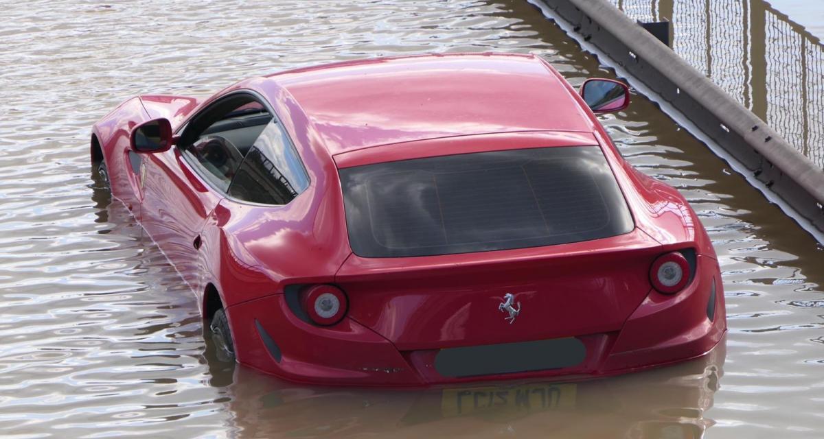 La rupture d'une canalisation provoque le chaos à Londres, une Ferrari FF piégée
