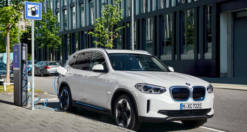 BMW iX3 : le X3 électrique est arrivé - Le BMW iX3 arrive après les X3 essence, diesels et hybrides rechargeables, comme le deuxième modèle 100 % électrique de la marque allemande.