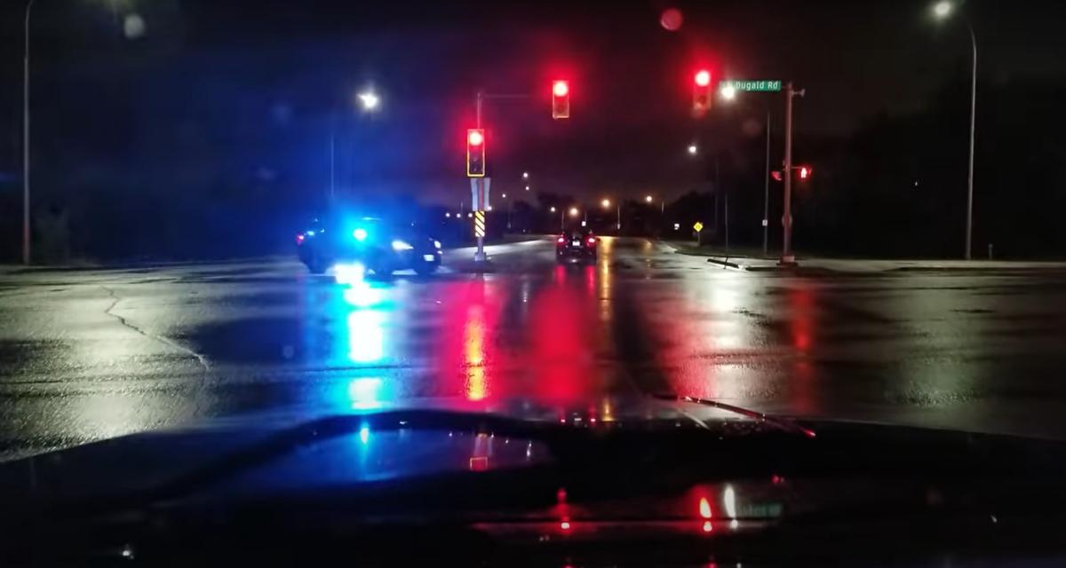 Il grille un feu rouge sous l'oeil attentif d'une voiture de police (vidéo)