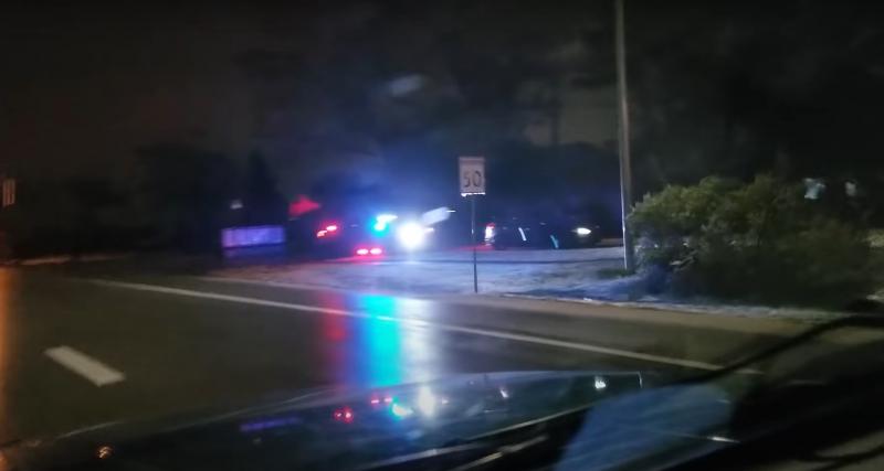 Il grille un feu rouge sous l’oeil attentif d’une voiture de police (vidéo) - Photo d'illustration