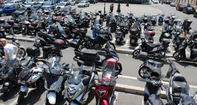  - Les motards protestent à Paris contre le racket du stationnement payant