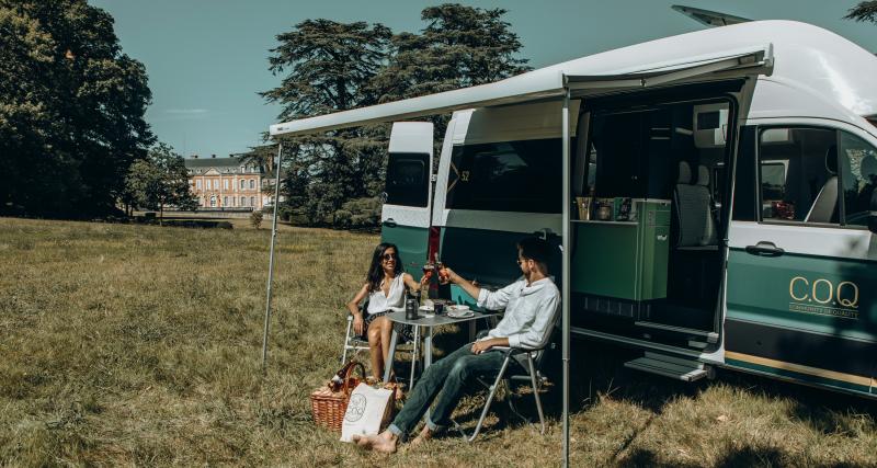 Le camping-car Grand California transformé en chambre d'hôtel - iPad et méditation