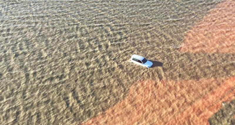  - Prise au piège par la marée montante, une famille abandonne sa voiture coincée par les flots