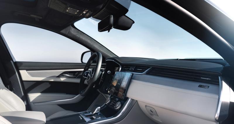 Jaguar XF (2021) : hybridation légère et mises à jour pour la berline - Habitacle en progression