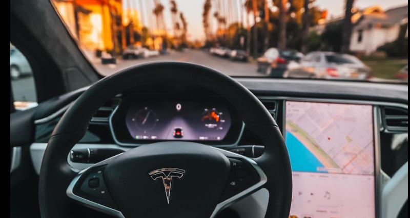  - Le conducteur de cette Tesla Model X saute sur la place passager et laisse faire la voiture (vidéo)