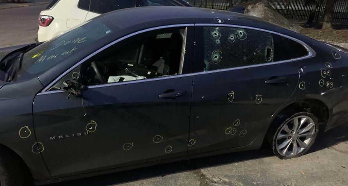 Une voiture criblée de balles… rien d’anormal !
