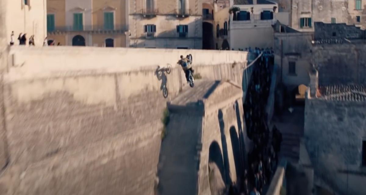 Une rue en Italie aspergée de 31.000 litres de Coca-Cola pour une cascade en moto du prochain James Bond
