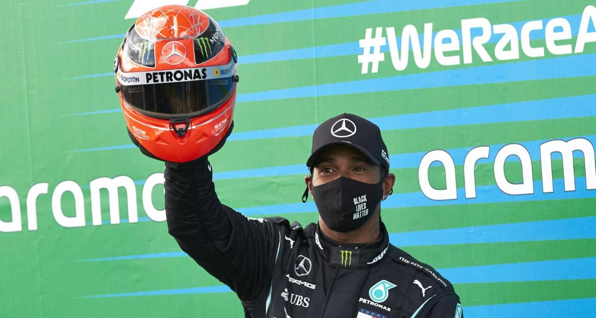 Lewis Hamilton avec le casque de Michael Schumacher 
