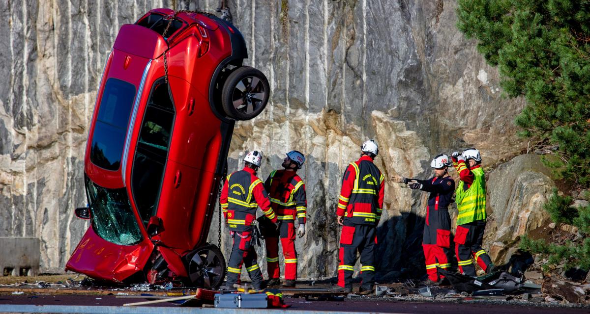 Volvo lâche des voitures neuves à plus de 30 mètres de haut ... pour la bonne cause