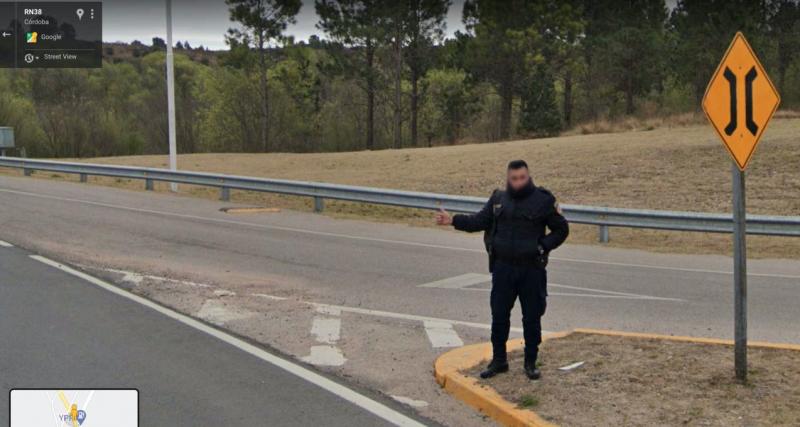 Ces photos trouvées sur Google Maps sont absolument immanquables - Un officier de police en stop, vous ne verrez pas ça partout 