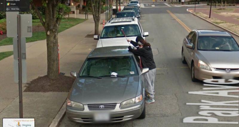 Ces photos trouvées sur Google Maps sont absolument immanquables - Un officier de police en stop, vous ne verrez pas ça partout 